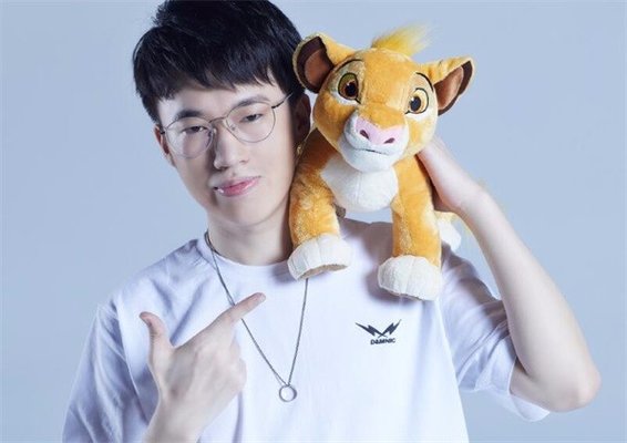 LPL夏季赛8月3日首发名单，RNG对阵TES抢分大战，小虎的战术目镜修好了吗？